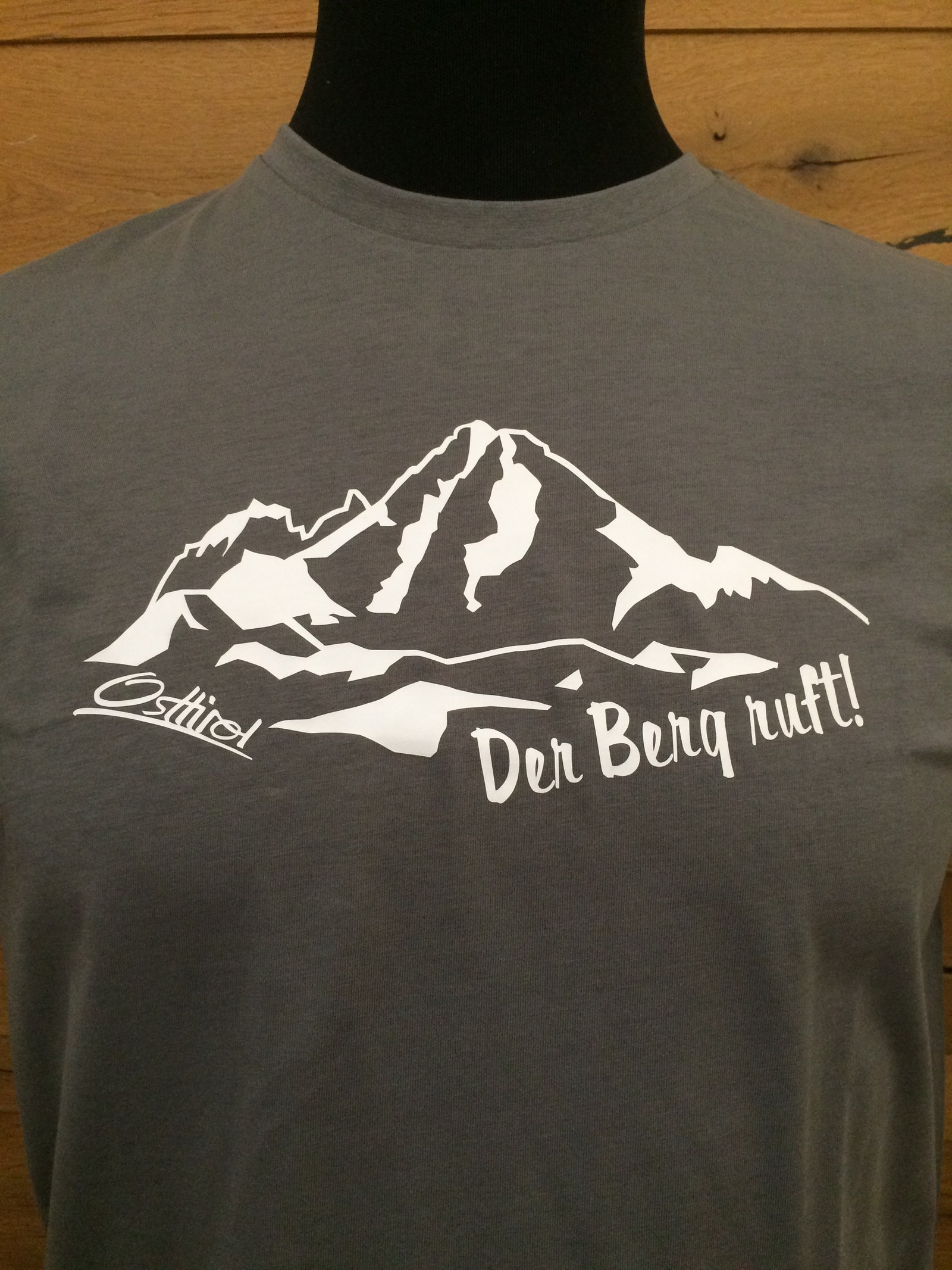 Herren T-Shirt "Der Berg ruft" grau