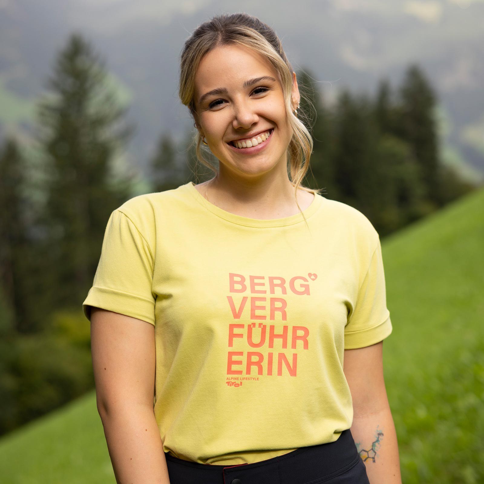 Damen T-Shirt "Bergverführerin" hell-oliv