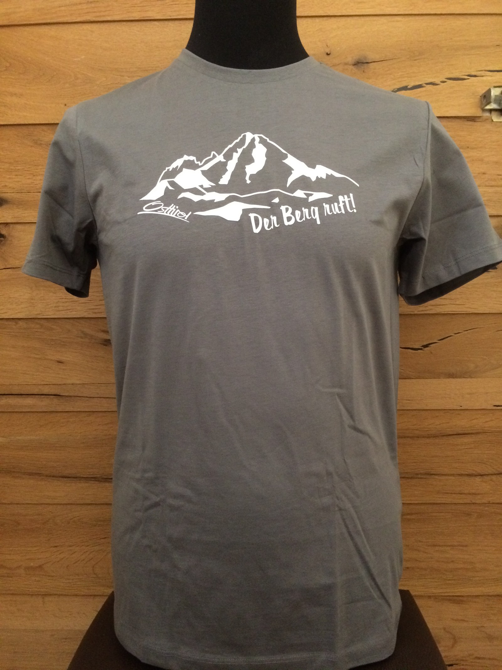Herren T-Shirt "Der Berg ruft" grau